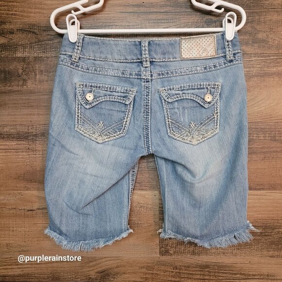 Almost Famous Cut Off Bermuda Shorts Size 5 Low Rise Button Flap Embellished - Picture 2 of 11
